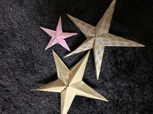 七夕飾りの折り紙で簡単に作れる笹の葉や星やくす玉の折り方とは 暮らしのまとめ