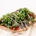 かつおのたたきの薬味ににんにくや玉ねぎをたっぷり使ったサラダレシピ