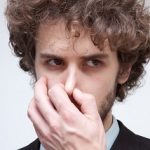 へそが臭い原因は病気?へそのゴマの掃除方法も解説
