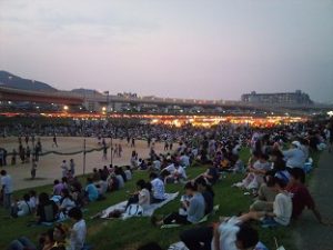 花火大会河川敷の観客