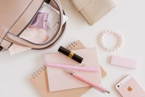 ピンクのかばんやペン