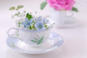 カップと花
