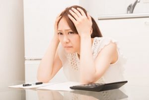 頭をかかえる女性