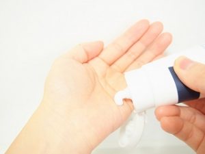 クリームを手に取る