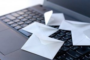 パソコンと手紙