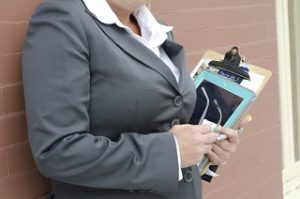 太り気味のスーツ女性