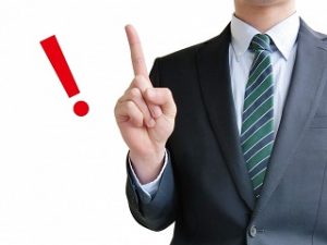 指さしするスーツ男性