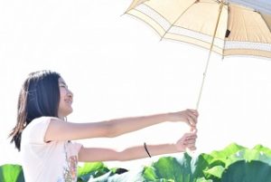 日傘をもつ女性