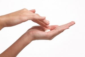 クリームをぬる