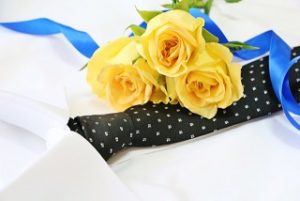 黄色いバラとネクタイ
