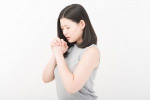 願い事をする女性