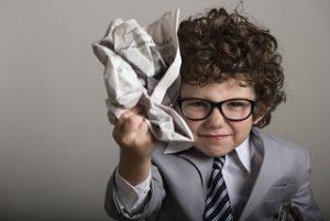 丸めた新聞紙をもつ子ども