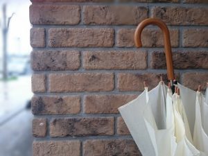レンガの壁と傘