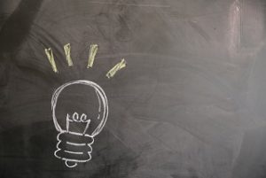黒板にかいた電球
