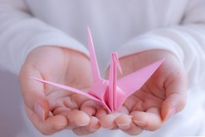 折り鶴をもつ手