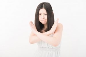 断る女性