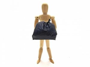 ゴミ袋をもつ人形