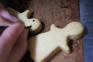 クッキーにチョコペンで顔をかく