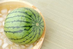 冷やしたスイカ