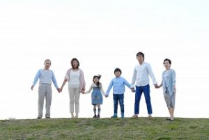 手をつなぐ家族