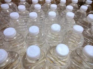 ペットボトルの水