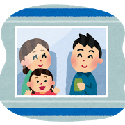 電車旅行する家族