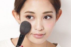 メイクをする女性