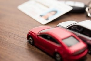 車のおもちゃと免許証