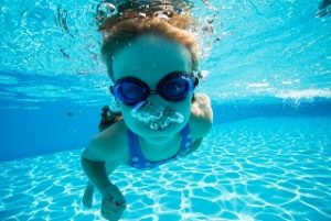 プールでもぐる女の子