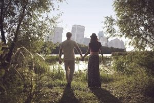 手をつなぐカップル