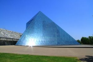 ガラスのピラミッド