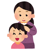 子供の髪をむずぶ女性